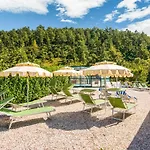 Dom wakacyjny Inviting In Appenines With Covered Swimming Pool